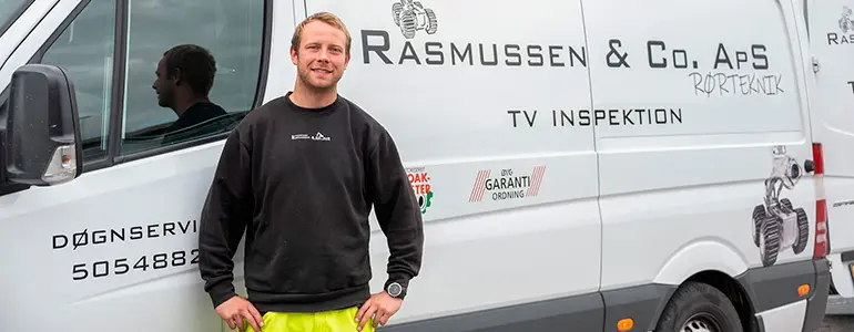 Simon Rasmussen fra Klodan foran varevogn